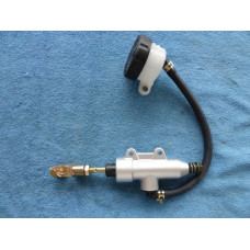 Pumpa delka tela 10cm zavit 10mm roztec sroubu 4cm