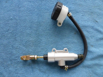 Pumpa delka tela 10cm zavit 10mm roztec sroubu 4cm