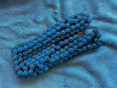 Retez KMC-420 zluta 138 modra