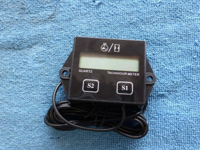 UNIVERZÁLNÍ MĚŘIČ MOTO HODIN